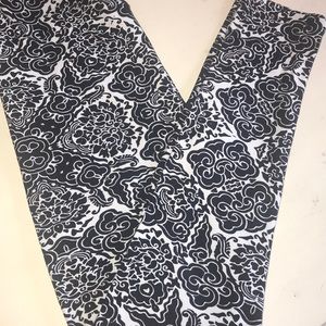 Black and white patterned Lularoe leggings.